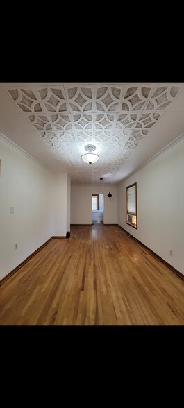 Living room - 521 N Cherry St