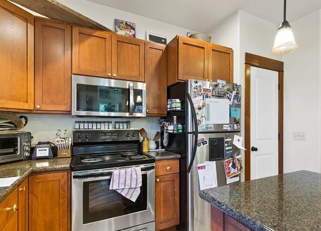 Building Photo - Bright & stylish end-unit 2 Bedroom 1.5 Ba...