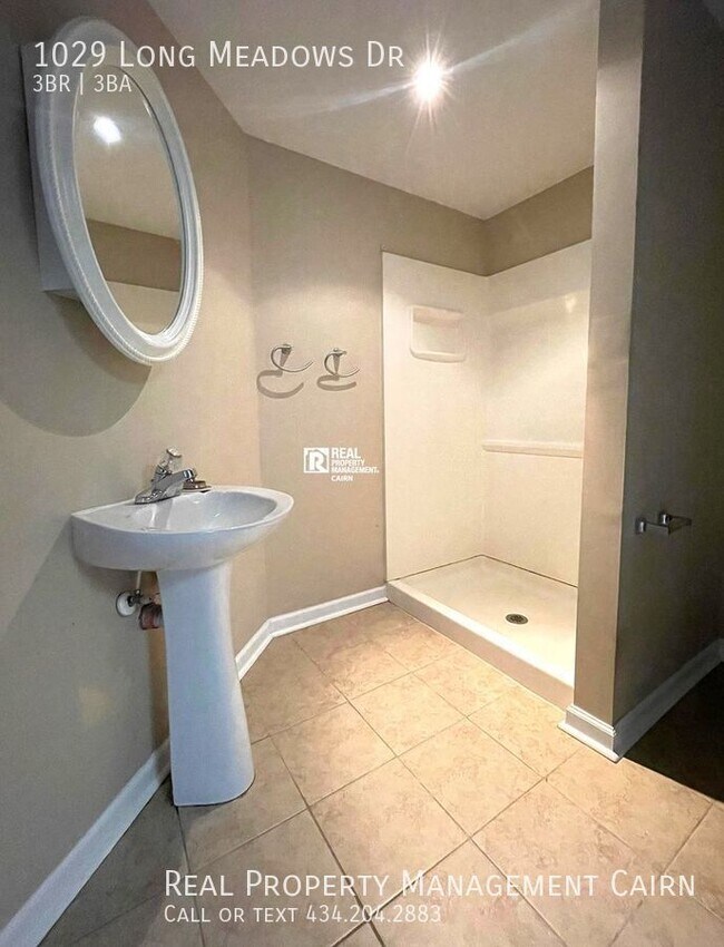 Building Photo - Spacious 3 Bedroom 2.5 Bath Split Level Home