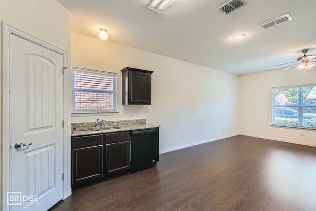 Building Photo - 1412 Lakecrest Ln