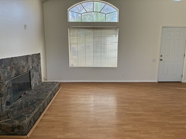 Building Photo - Newly Updated 4-bedroom, 3-bathroom home located in a great area of San Bernardino