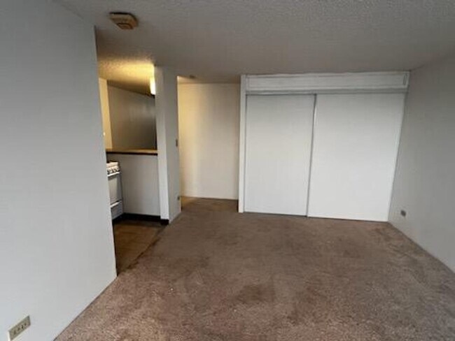 Building Photo - Pearlridge Square Large Studio with AC, Washer/Dryer, and Reserved Parking Stall