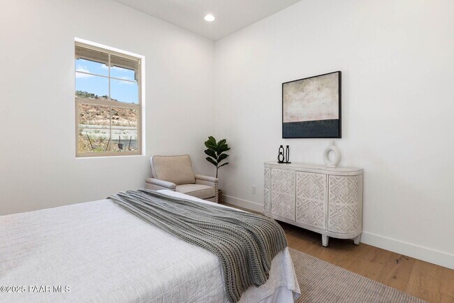 Building Photo - 1109 S Lakeview Dr