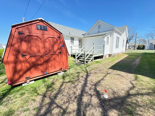 Building Photo - Large 2 bed 1 bath home located blocks fro...