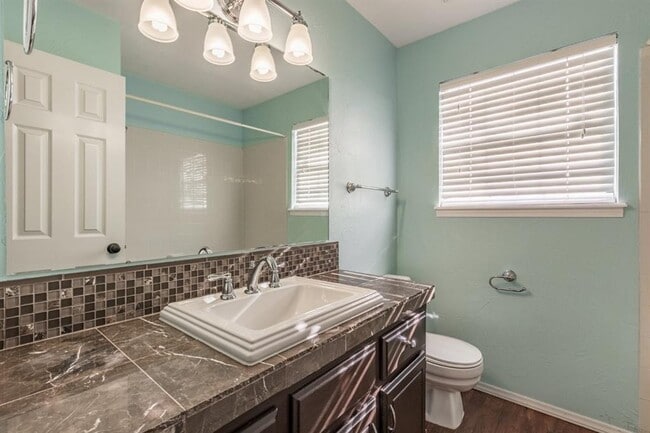 Building Photo - 904 Merlin Cir