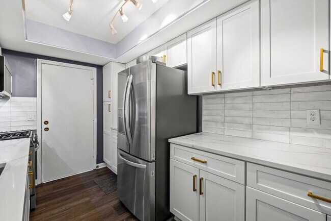 Building Photo - 6851 Roswell Rd