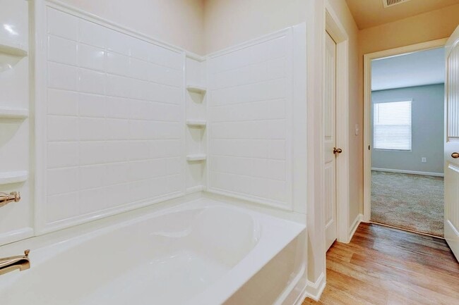 Building Photo - Beautiful Rental Home Features 5 Beds/3.5 ...