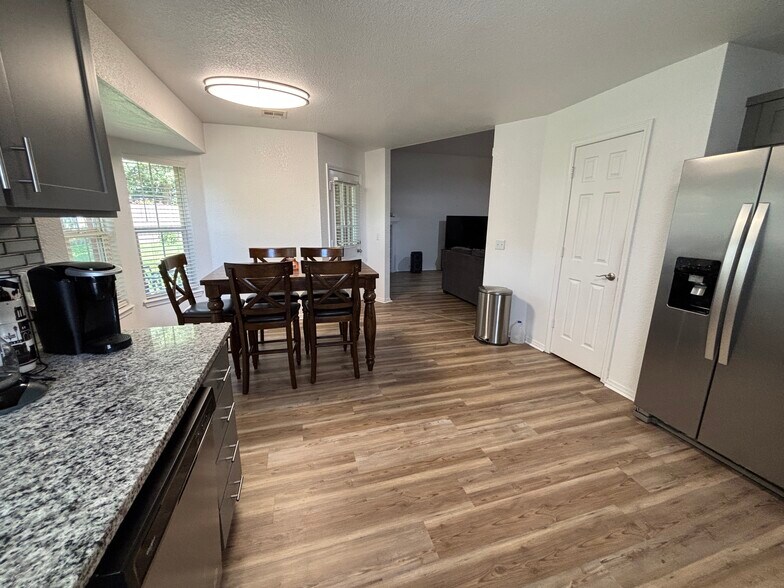 Building Photo - 431 Spicewood Trl