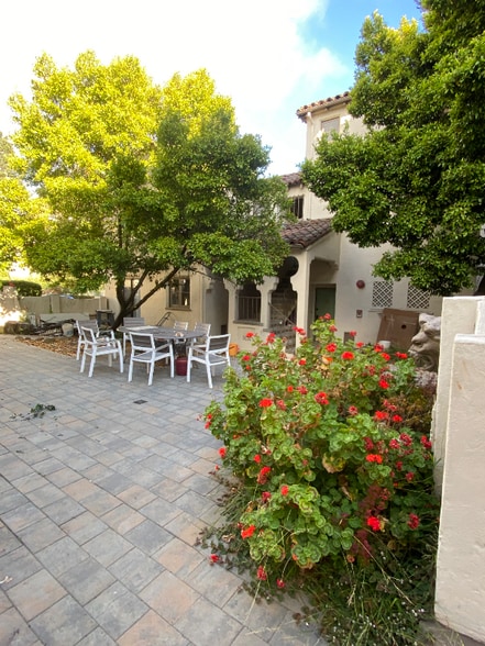 Building Photo - 1700 Le Roy Ave