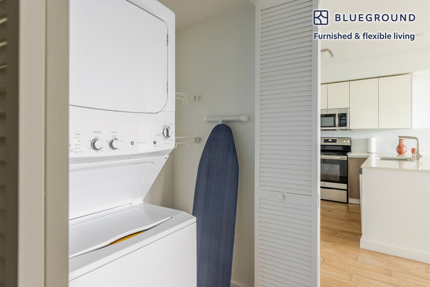 Building Photo - 1501 SW 37th Ave