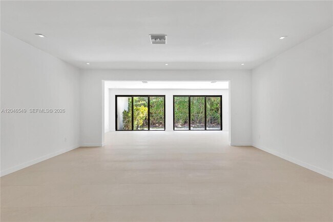 Building Photo - 950 Bayamo Ave