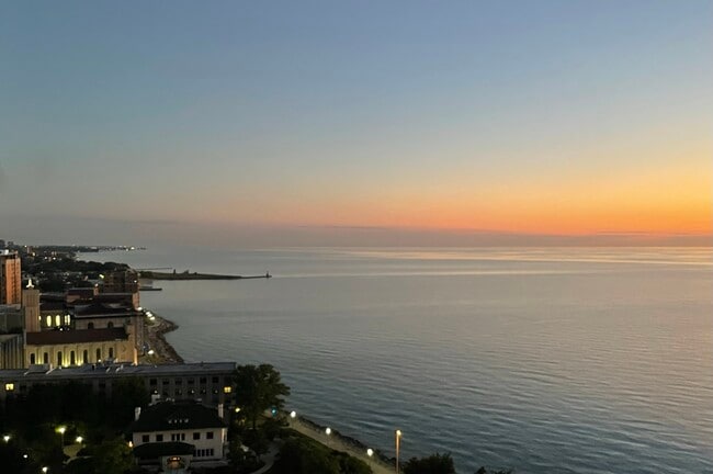 Building Photo - 6325 N Sheridan Rd