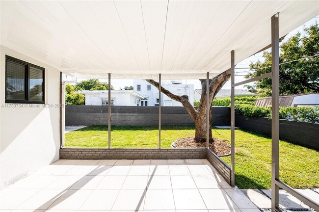 Building Photo - 2340 SW 16th St