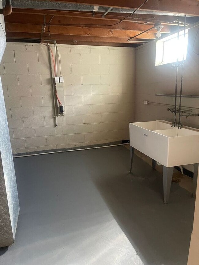 Building Photo - Luxury living at a great price!