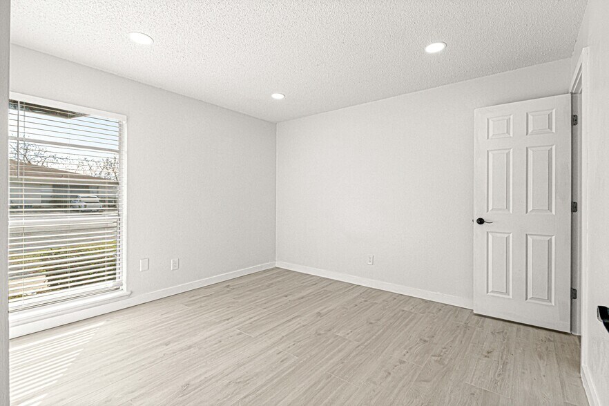 Building Photo - 5395 SE 30th Pl