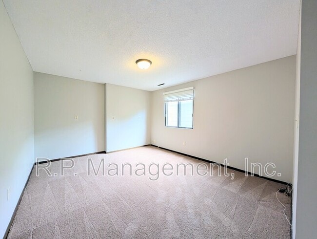 Building Photo - 170 Wentworth Ave W