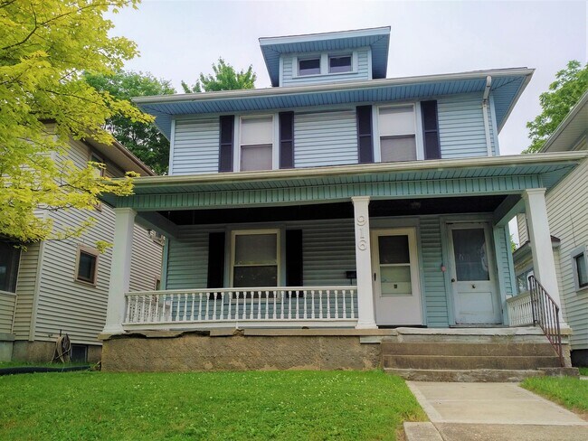 Primary Photo - 916 E Stewart St