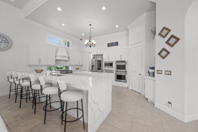 Building Photo - 10771 Versailles Blvd