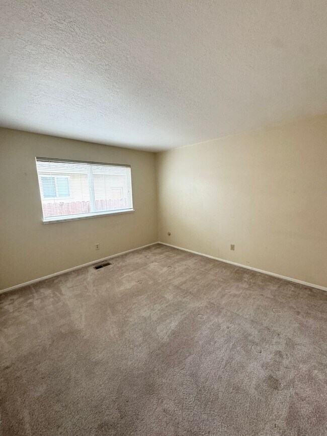 Building Photo - THREE BEDROOM TWO BATH  HOME in the Pocket...