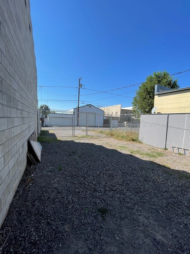 Building Photo - Hard to find 1 bdrm 1 bath house in the he...