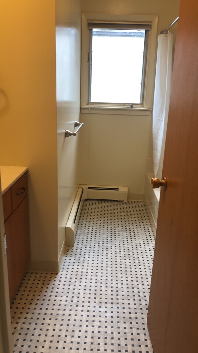 Building Photo - 1110 College Ave