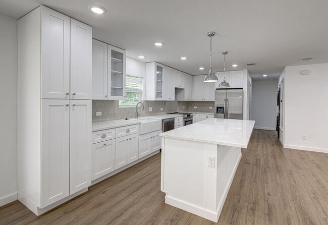 Building Photo - Fully Rebuilt 3BD Gem with Designer Finish...