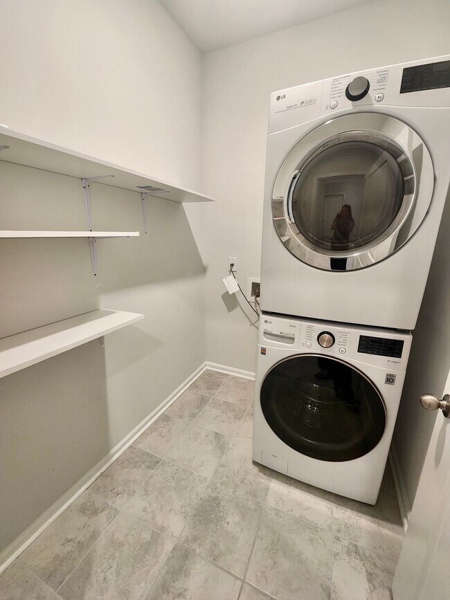 Building Photo - Well maintained end unit townhome in Grand...