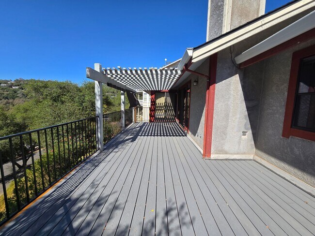 Building Photo - Welcome to this charming 1-bedroom, 1 1/2-...