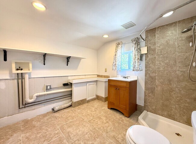 Building Photo - 3 Bedroom Home with Private Upstairs Suite