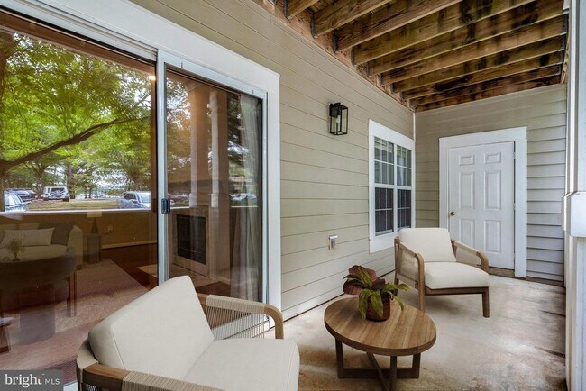 Building Photo - 1701 Lake Shore Crest Dr