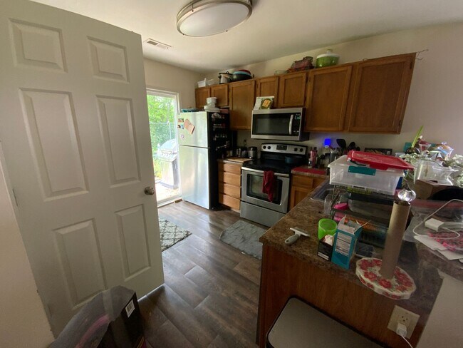 Building Photo - 3 Bedroom/2 Bathroom duplex