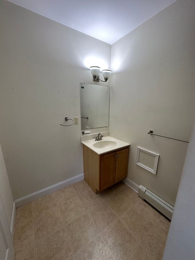 Building Photo - Beautiful Townhouse in NEW NORTH END Burlington 3BD/4BA