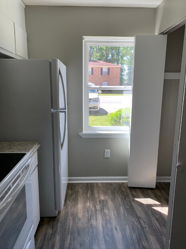 Building Photo - Townhome For Rent