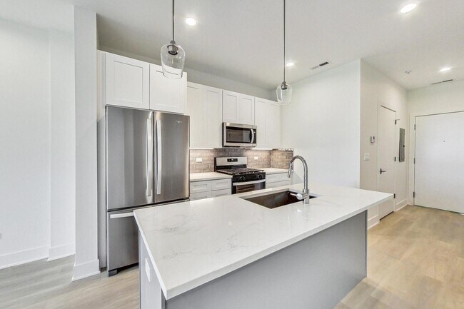 Building Photo - 3355 N Southport Ave