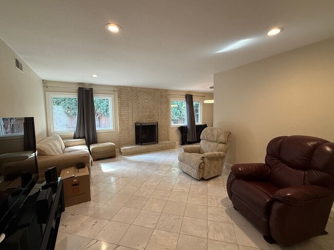 Building Photo - Spacious South San Jose Home with 3 Bedroo...
