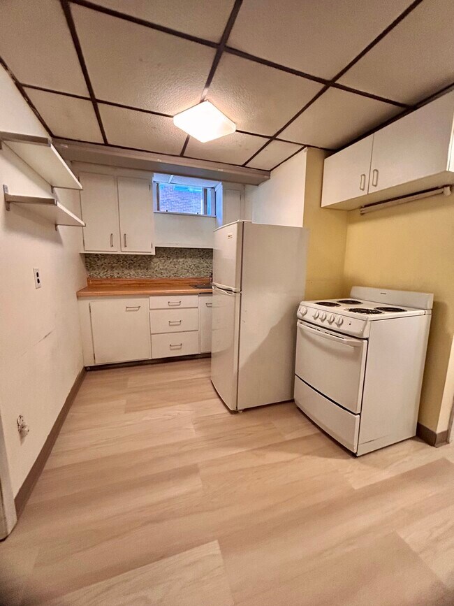 Kitchen with electric stove, fridge - 397 Boylston St