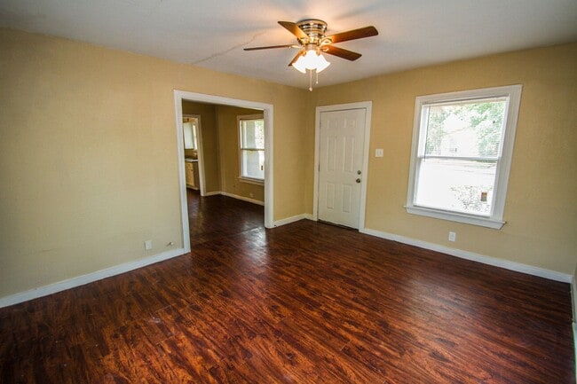 Building Photo - Spacious Cozy Home in Eastlawn
