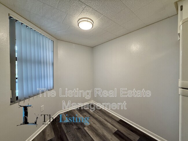Building Photo - 2131 Ridge Rd S