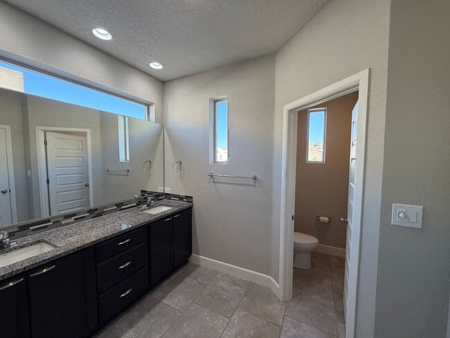 Building Photo - 3 Bedroom Townhome Near Juan Tabo Blvd SE & Four Hills!