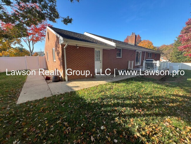 Building Photo - Very Nice & Spacious Home in Hidden Valley Neighborhood - Pet Friendly!