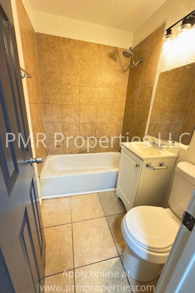 Building Photo - 3 Bedrooms / 1 Bathroom House