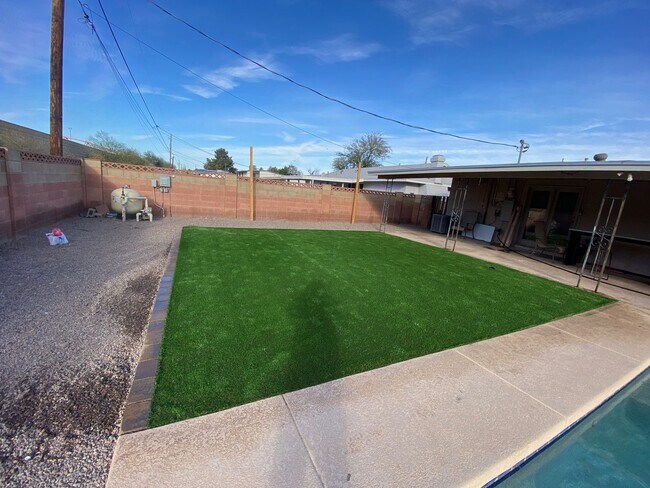 Building Photo - 5 Bed/3 Bath With Pool Backing the 60