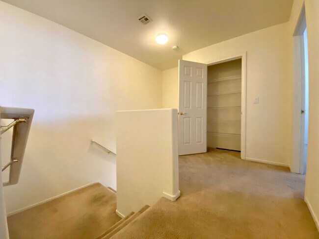 Building Photo - Nice 2-story home