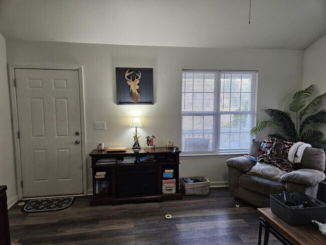Building Photo - Charming, centrally located, 3 Bed 2 Bath ...