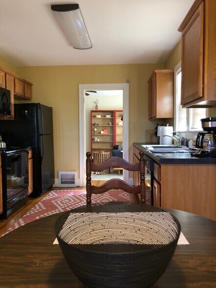 Building Photo - 109 Vintage Ave