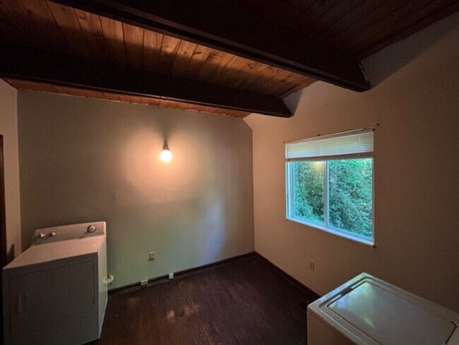 Building Photo - 402 Lindsay Rd
