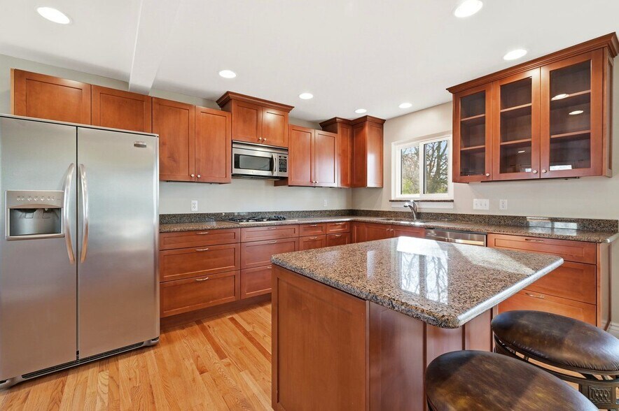 Building Photo - 5595 Birdview Heights