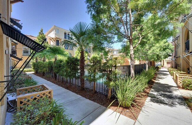 Building Photo - 2 Bedroom Townhouse in Southwest San Jose with Garage