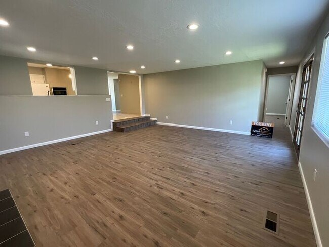 Building Photo - 3 bdrm 2 bath Home 2 car Garage small dog ...