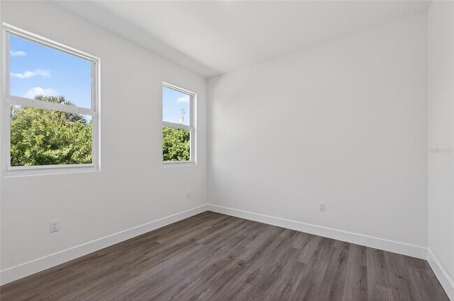 Building Photo - 511 Sweetwater Dr